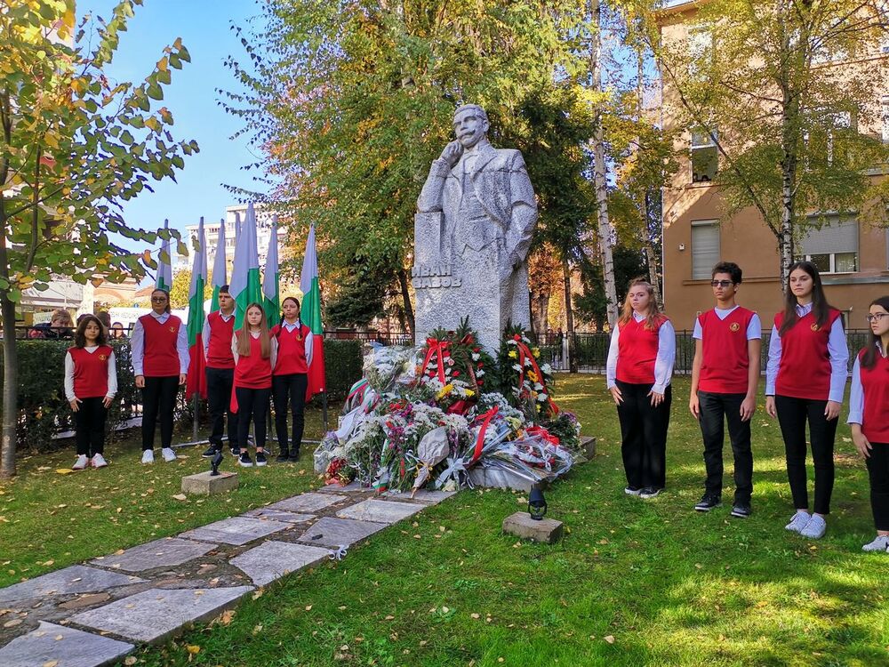 С ритуал пред паметника на Иван Вазов Плевен отбеляза Деня на народните будители
