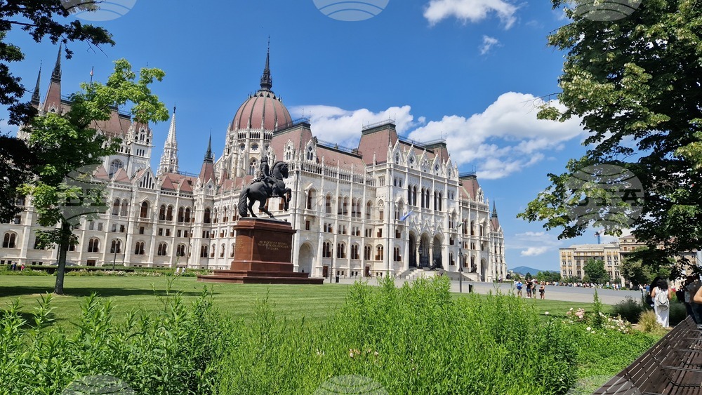12 унгарски депутати бяха наказани заради протест в пленарната зала на унгарския парламент