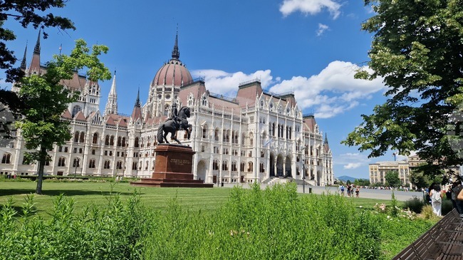 12 унгарски депутати бяха наказани заради протест в пленарната зала на унгарския парламент