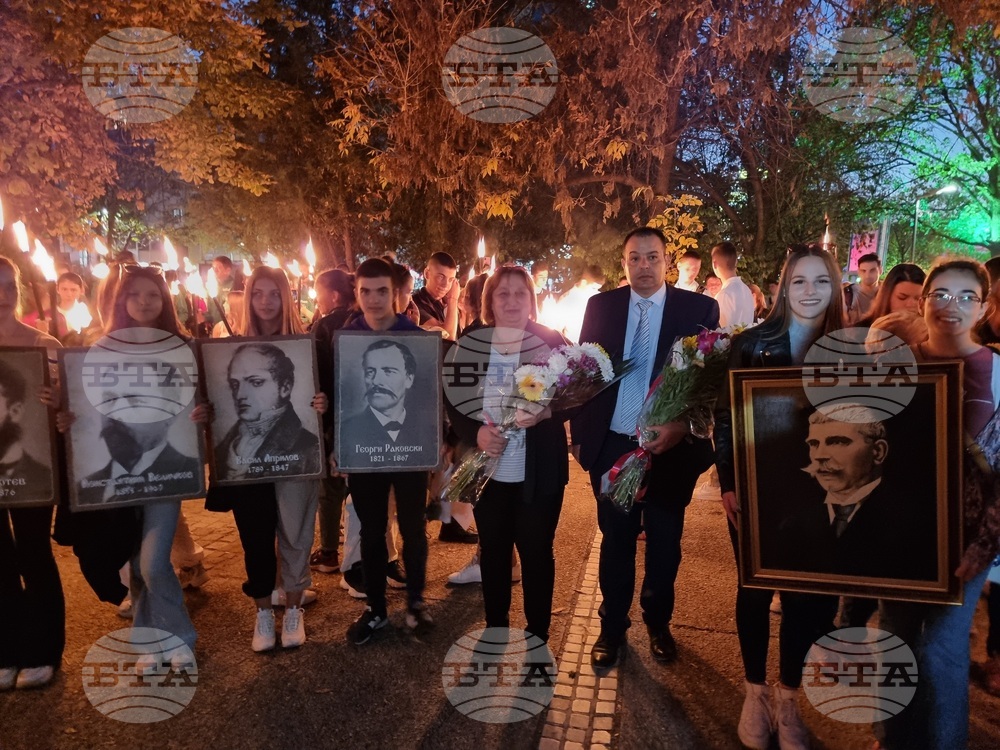 Стотици жители на Пазарджик участваха във факелно шествие по повод Деня на народните будители