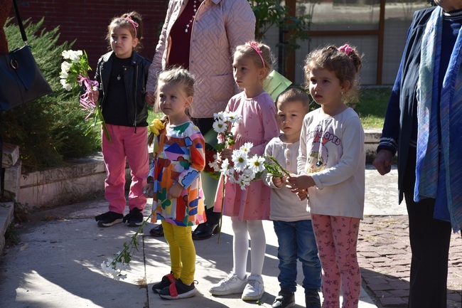 С полагане на цветя пред бюст-паметника на Христо Ботев продължиха честванията по повод 1 ноември в Благоевград. Младежкият парламент организира конкурс-рецитал