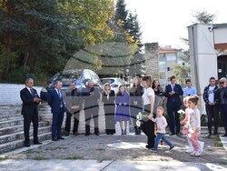 С полагане на цветя пред бюст-паметника на Христо Ботев продължиха честванията по повод 1 ноември в Благоевград. Младежкият парламент организира конкурс-рецитал