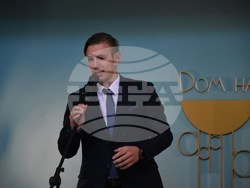 С полагане на цветя пред бюст-паметника на Христо Ботев продължиха честванията по повод 1 ноември в Благоевград. Младежкият парламент организира конкурс-рецитал