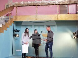 С полагане на цветя пред бюст-паметника на Христо Ботев продължиха честванията по повод 1 ноември в Благоевград. Младежкият парламент организира конкурс-рецитал