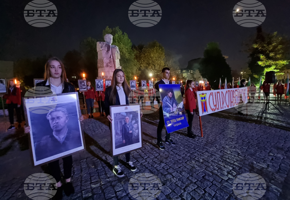 С факелно шествие ученици от две кърджалийски училища отбелязаха Деня на народните будители