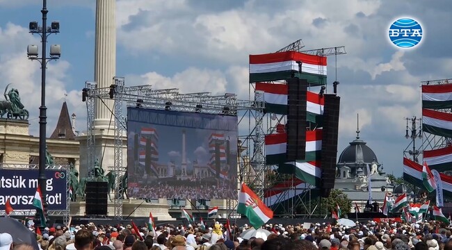 Десетки хиляди се стекоха на заключителния предизборен митинг на опозиционния лидер Петер Мадяр в Будапеща