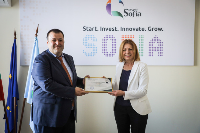 Столичният кмет Йорданка Фандъкова връчи „Зелена карта“ от Инвест София на екипа на инженеринговия център на Visteon в България
