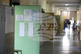 София - парламентарни и евроизбори - начало на изборния ден