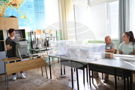 София - парламентарни и евроизбори - начало на изборния ден