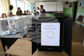 София - парламентарни и евроизбори - начало на изборния ден