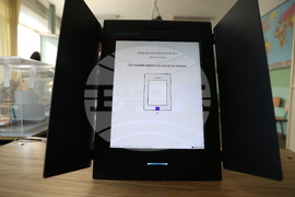 София - парламентарни и евроизбори - начало на изборния ден