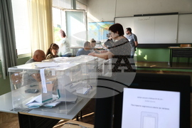 София - парламентарни и евроизбори - начало на изборния ден