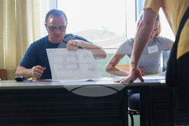 София - парламентарни и евроизбори - начало на изборния ден