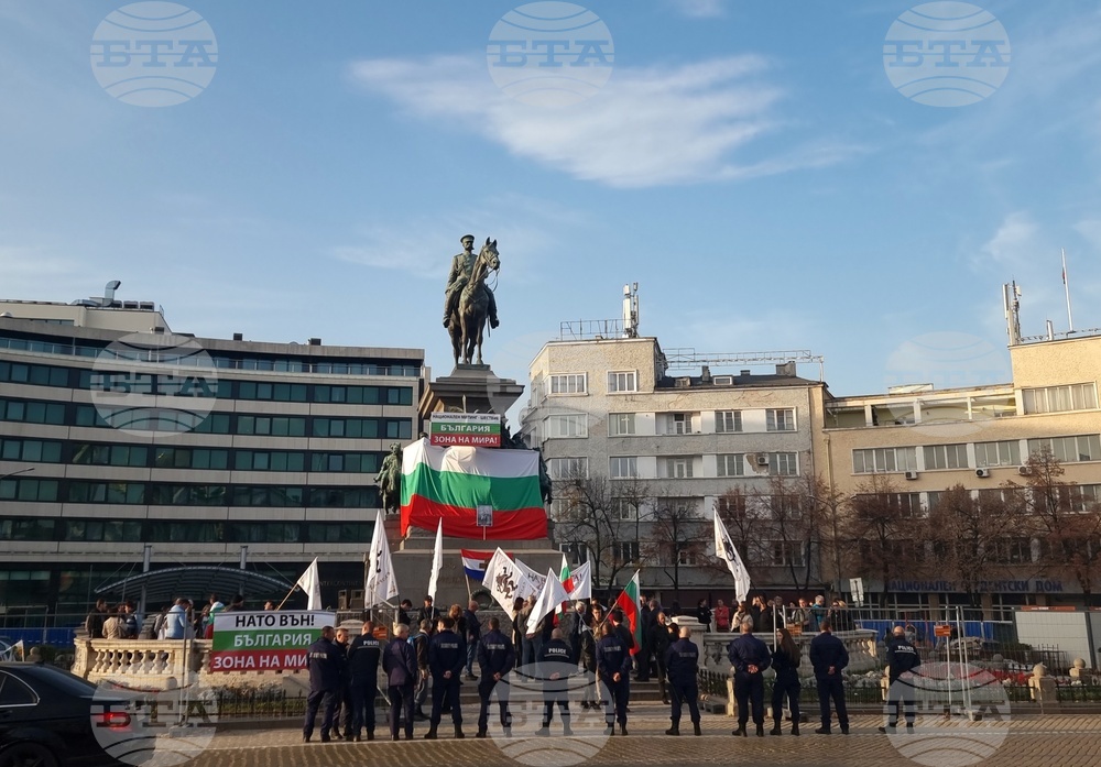 "Възраждане" протестира пред Народното събрание срещу предложението България да предостави военна подкрепа на Украйна