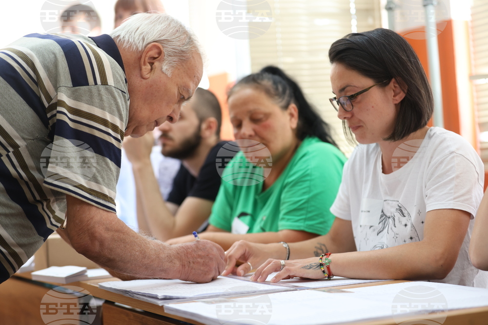 София - парламентарни и евроизбори - начало на изборния ден