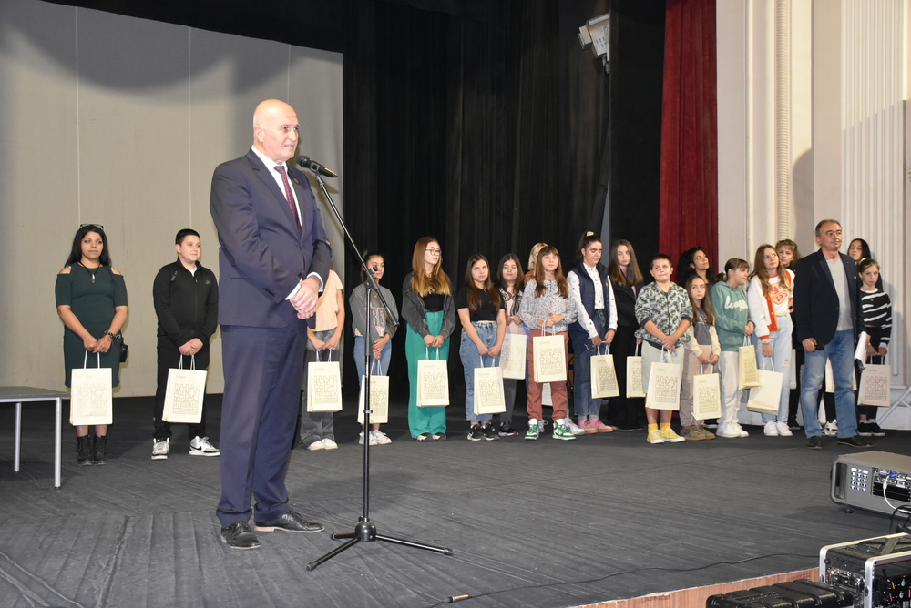 Община Ловеч награди ученици в конкурс за есе „Моите будители днес“, посветен на Деня на народните будители