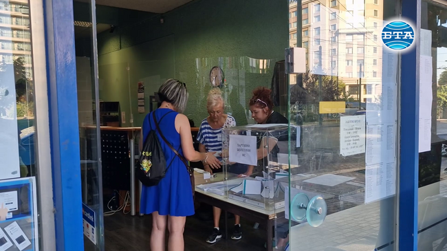 С опашки пред секциите и висока активност започна гласуването на българите в гръцката столица Атина