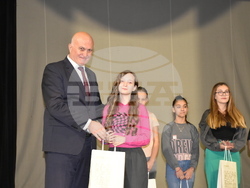 Община Ловеч награди ученици в конкурс за есе „Моите будители днес“, посветен на Деня на народните будители