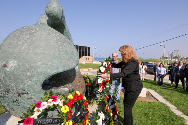 VP Iotova, Participants in World Meeting of Bulgarian Media Pay Tribute to the Monument of Salvation in Tel Aviv
