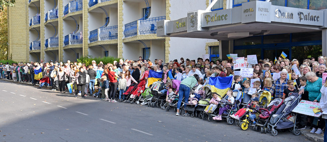 Ukrainian Refugees at Golden Sands Resort Hotels Protest against Relocation to State Recreation Facilities