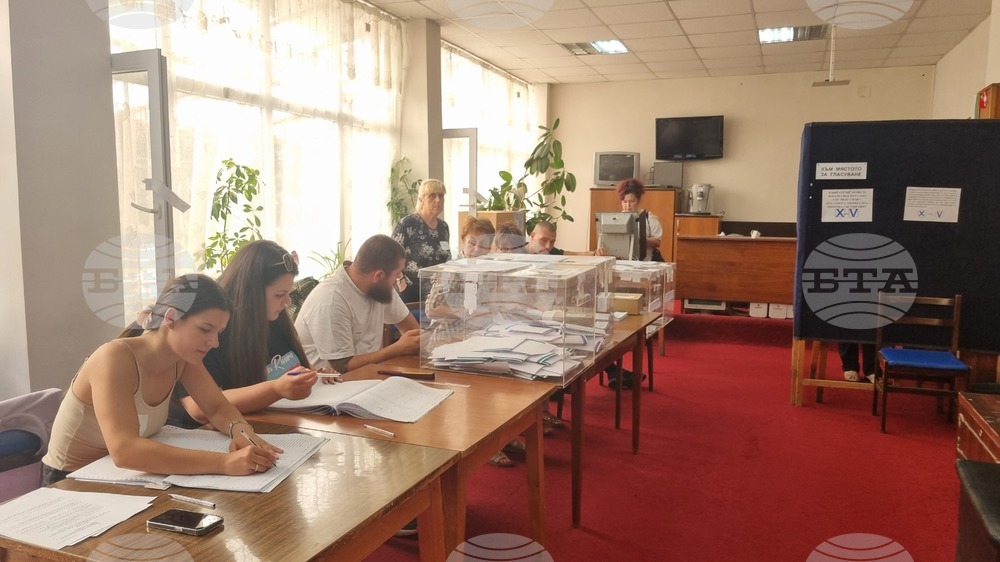 В област Търговище избирателната активност към 11:00 часа за изборите 2в1 е около 10 процента