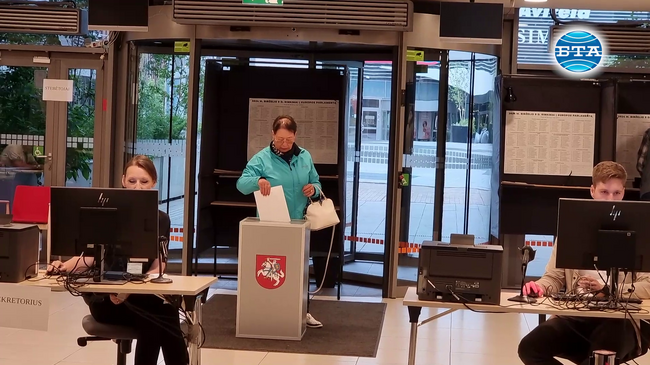 Избирателите във Вилнюс отиват с чадъри и дъждобрани до урните, активността е слаба