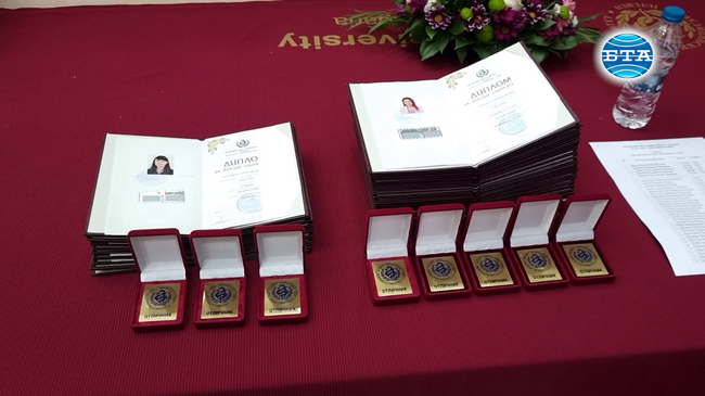 В Медицинския университет в Плевен връчиха дипломите на медицински сестри и акушерки от Випуск 2022