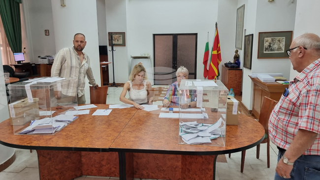 "Къде са българите в Северна Македония? Само 210 българи се заявиха за гласуване", посочва в заглавие новинарски портал от Северна Македония