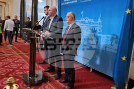 Парламент - брифинг "Демократична България"