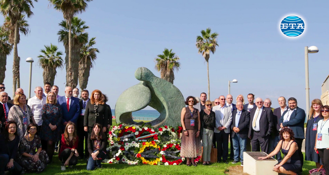 Участниците в организираната от БТА медийна среща поднесоха венци и цветя на Паметника на спасението в Тел Авив