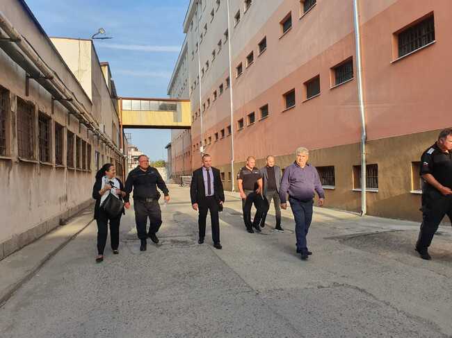 Зам.-министър Павлова и главният директор на ГДИН Йорданов посетиха Бургас