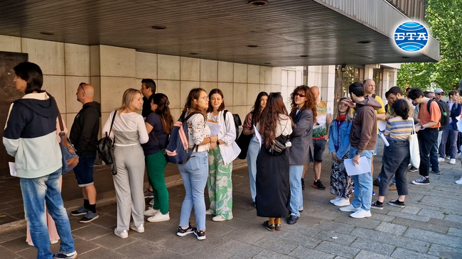 Дълга опашка от желаещи да гласуват се образува пред посолството ни в Берлин