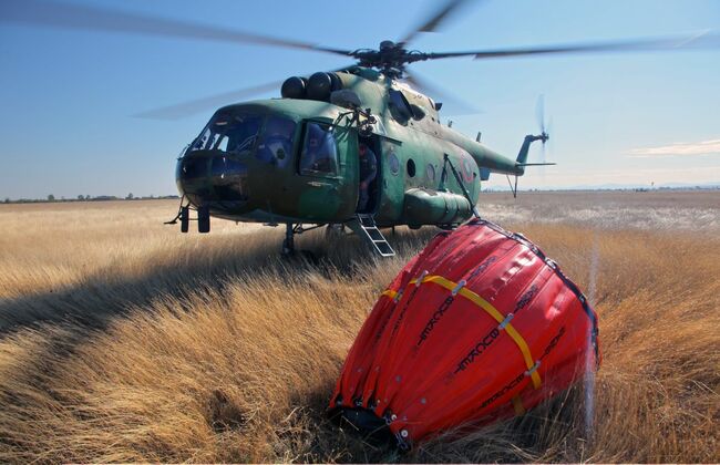 Военнослужещи с хеликоптер Ми-17 се включиха в гасенето на горския пожар в землището на село Горно Къпиново