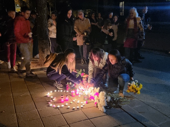 Бдение и мирно шествие се състоя в Лясковец тази вечер в памет на загиналия вчера 11-годишен велосипедист