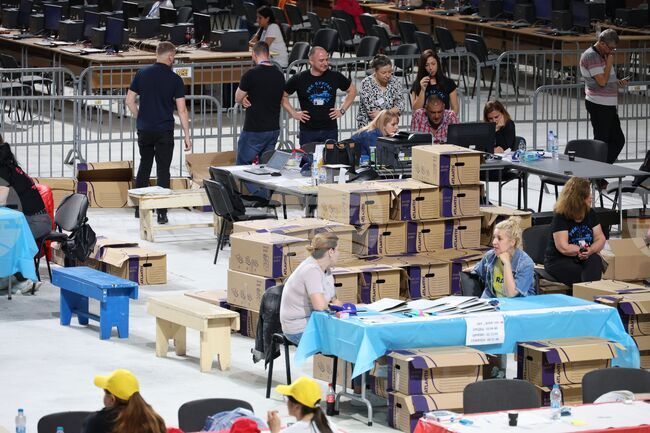 Бургас - парламентарни и евроизбори - предаване на изборни книжа