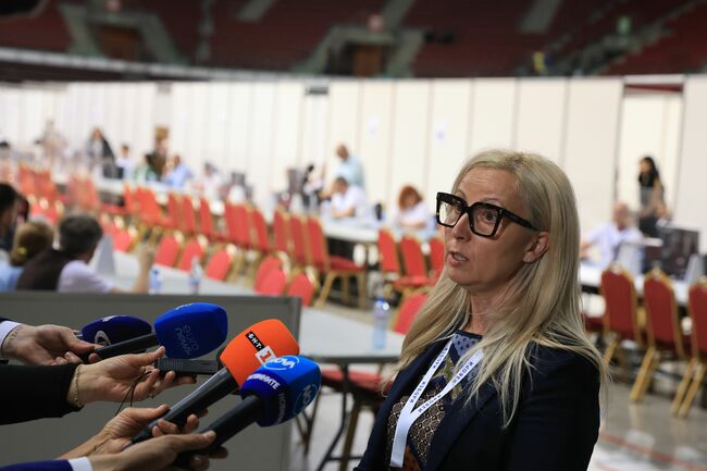 Приемането на протоколите от секционните избирателни комисии няма да приключи до утре на обяд, каза секретарят на 23-та РИК Полина Витанова