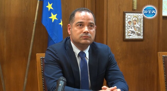 България има нужда от стабилно, редовно правителство, което реално да реализира политиките и националните интереси, каза Калин Стоянов за БТА