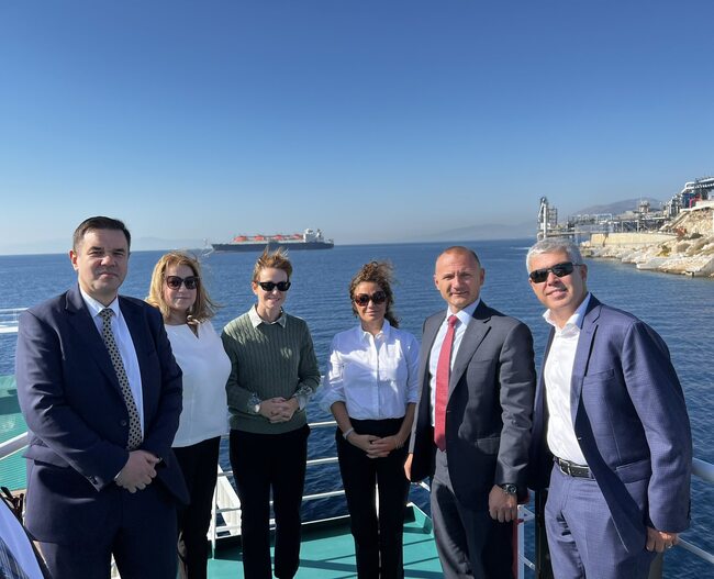 Министрите на енергетиката и на индустрията посетиха терминала за втечнен газ Ревитуса