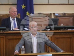 Свиленски показа от трибуната в парламента справка, на които се вижда, че „Възраждане“ са подкрепили удължаване на договора за първите самолети F-16