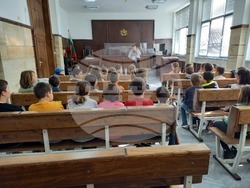 Четвъртокласници от СУ"Св. Св. Кирил и Методий" гостуваха в Окръжния съд в Добрич