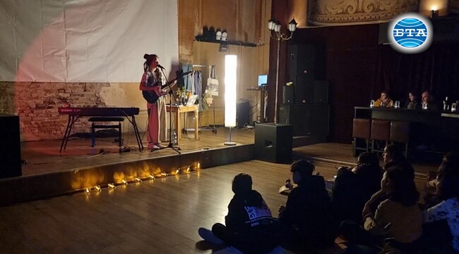 Мартина Стефанова представи дебютния си албум на сцена, но в домашна обстановка