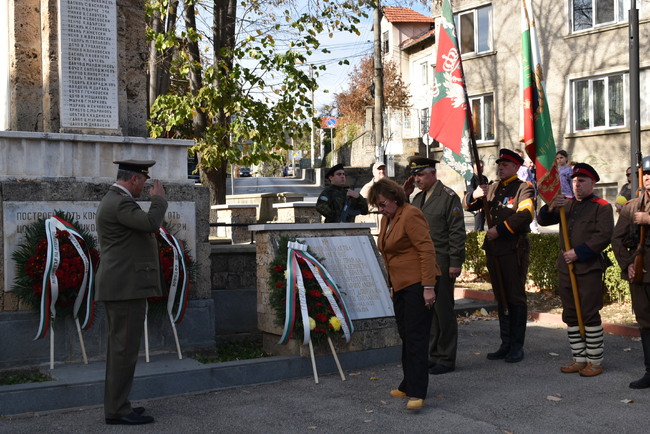 На Архангелова задушница кметът на Ловеч почете паметта на загиналите във войните 