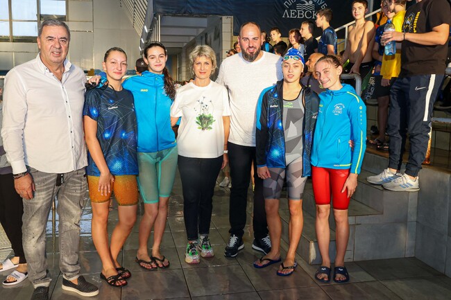 Весела Лечева поздрави стотици млади плувци, които участваха в турнира „Замората“