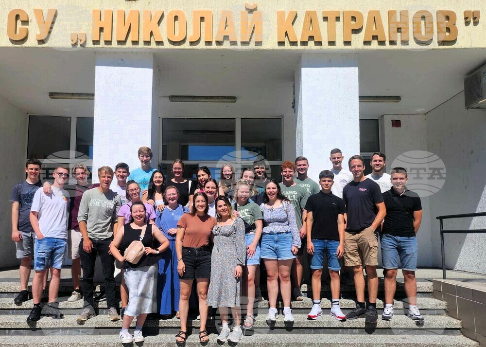 Ученици и учители от Америка гостуват в СУ „Николай Катранов“ в Свищов за поредна година