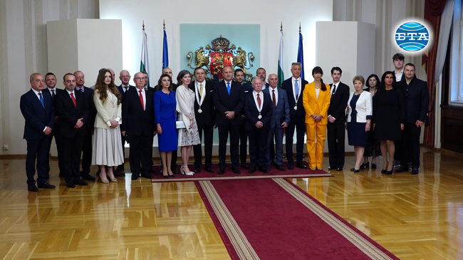 Президентът Румен Радев връчи държавни отличия за принос към икономическото развитие на България на проф. Цоло Вутов, Красимир Дачев, проф. Николай Вълканов, проф. Лалко Дулевски и доц. Никола Добрев