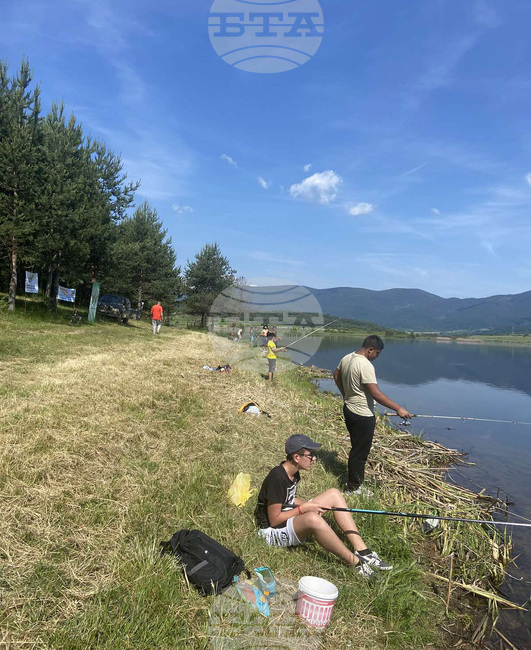 Село Ярловци - ученици - риболов - обучение