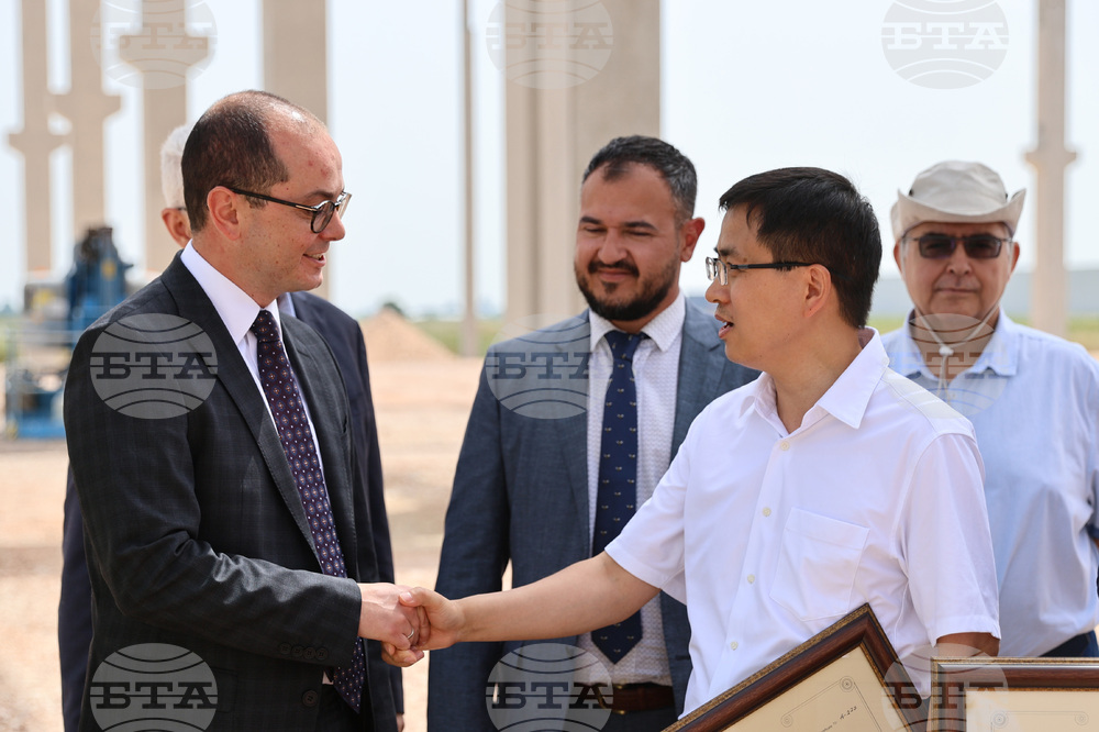 Class A Investment Certificate Presented to Chinese Company in Trakia Economic Zone