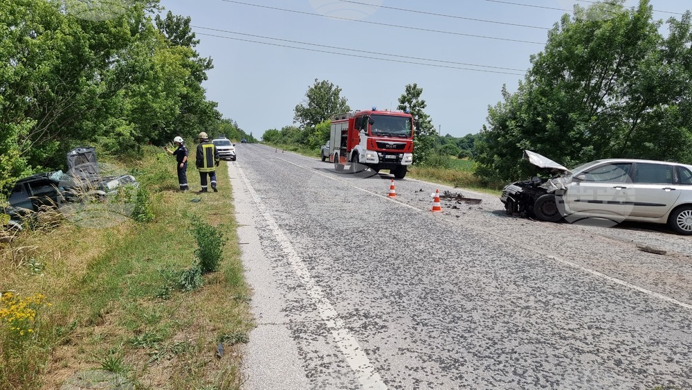 Двама водачи и дете пострадаха при катастрофа до хасковското село Клокотница