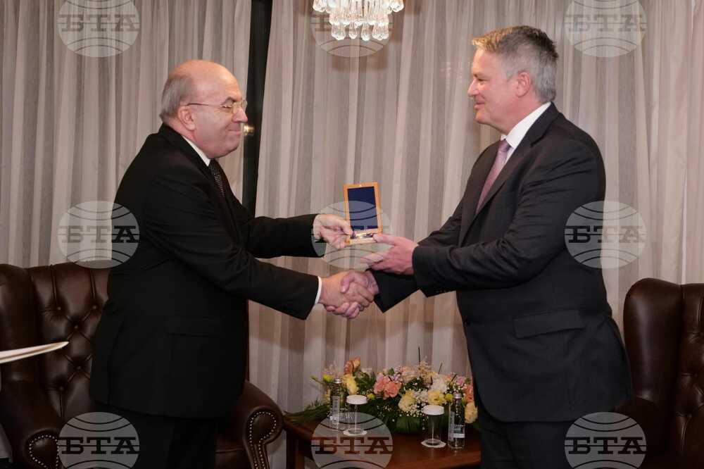 Foreign Minister Presents Corman with Golden Laurel Branch