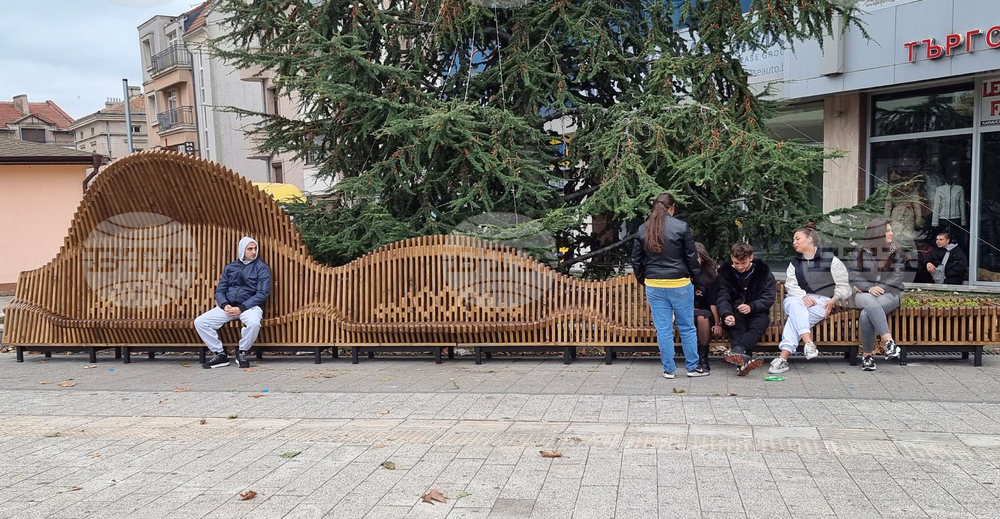 Нова пейка - вълна се настани на един от централните площади в Бургас